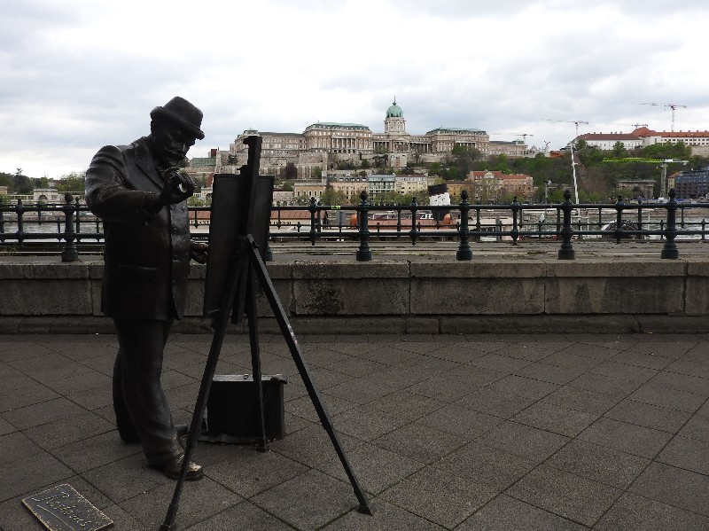 12 Statue of the Painter